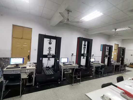 圖片新聞：北京工業(yè)大學(xué)四臺(tái)試驗(yàn)機(jī)設(shè)備交付驗(yàn)收
